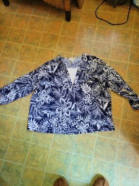 Cathy Daniels White and Navy Leaf-Print Cotton Top
